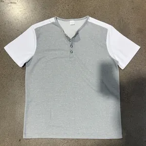 Vista detallada de una camiseta Henley de punto gofrado para hombre en gris.