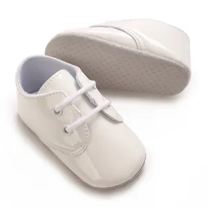 Scarpe neonato in pelle verniciata bianca con suola antiscivolo per bimbi 0-12 mesi