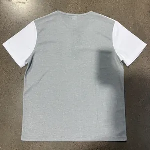 Vista posterior de una camiseta de punto de gofre bicolor en colores gris y blanco