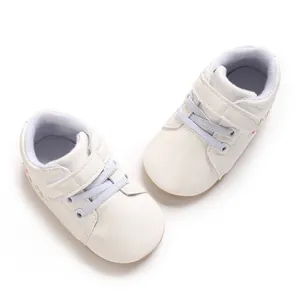 Primer plano de zapatillas blancas para bebé con cierre de velcro y forro de tela suave