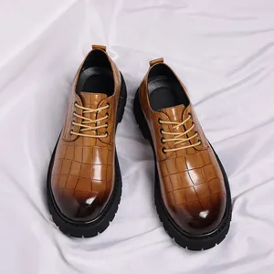 Scarpe derby da uomo marroni con motivo a coccodrillo e suole a carrarmato nere
