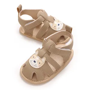 Detalle de sandalias de gateo para bebés con motivo de perro y suela blanda para niños