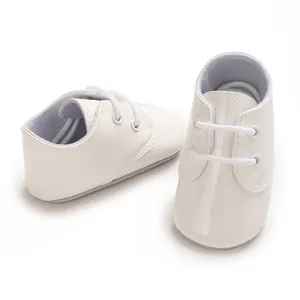 Scarpine bianche in vernice per neonati con suola antiscivolo in stoffa e lacetti