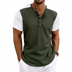Detalle de la camiseta Henley de punto gofrado bicolor verde militar y blanco hombre