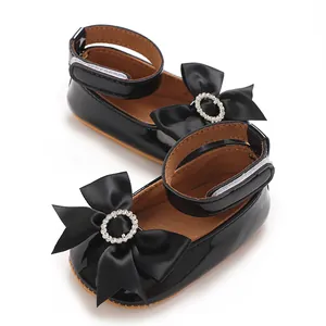 Detailansicht der schwarzen Lacklederschuhe für Babys mit glitzernder Strassschleife