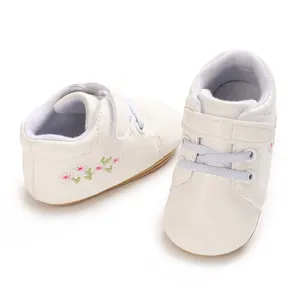 Zapatos blancos para bebé con bordado floral y cierre de velcro para recién nacido.