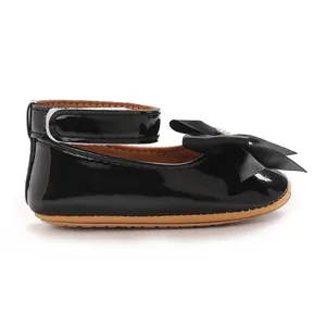 Seitenansicht der schwarzen Lackleder-Prinzessin-Schuhe mit großer Strass-Schleife für Kleinkinder