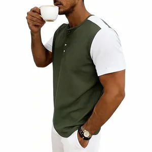 Primer plano de la camiseta Henley de punto gofrado para hombre en verde y blanco