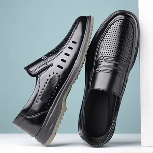Mocassins en cuir noir respirants pour hommes avec design d'été ajouré.
