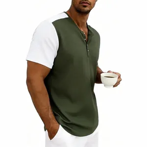 Detalle de camiseta Henley bicolor verde oliva y blanca para hombre