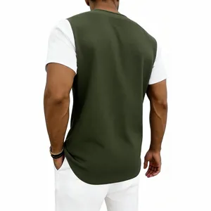 Detalle de la vista trasera de una camiseta Henley para hombre en punto gofrado