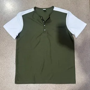 Vista detallada de la camiseta Henley para hombre con textura de gofre y bloques de color.