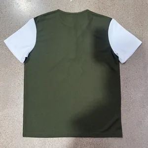 Vista trasera de camiseta Henley de punto gofrado para hombre en verde militar y blanco