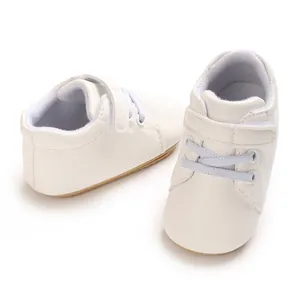 Vista detallada de zapatillas blancas para bebé con velcro y suela suave
