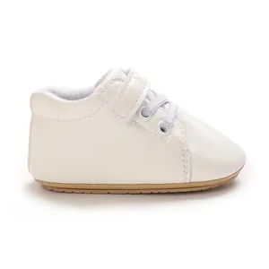 Vista lateral detallada de zapato deportivo blanco para bebé con velcro, para 0-1 año