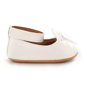 Eleganter weißer Prinzessinnenschuh für Kleinkinder mit dekorativer Schleife und Strass