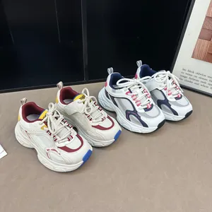 Gros plan de baskets chunky en maille respirante pour enfants en deux coloris