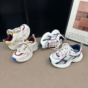 Détail des baskets en maille respirante pour enfants dans des combinaisons de couleurs