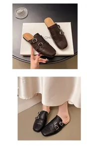Λεπτομερής όψη vintage Brogue mules με κομψές διπλές αγκράφες και περίτεχνα σκαλιστά σχέδια