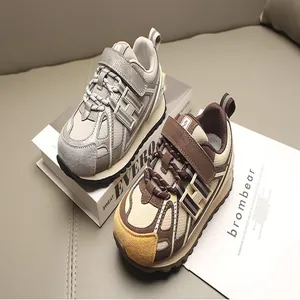Detalle de zapatillas deportivas para niños transpirables en tonos tierra neutros.