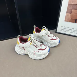 Vue détaillée de baskets compensées pour enfants avec maille respirante et semelle antidérapante