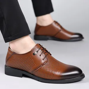 Eleganti scarpe da uomo in pelle traforata marrone con design classico stringato formale