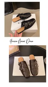 Λεπτομέρεια από ρετρό brogue mules με διπλές μεταλλικές αγκράφες και σχέδια.