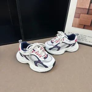 Détail de chaussures de sport respirantes pour enfants en blanc avec touches roses