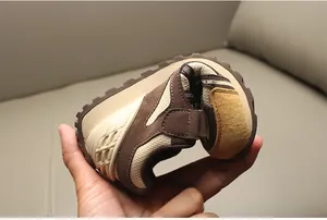 Suela suave y flexible de zapatillas de malla para niños que muestra alta elasticidad
