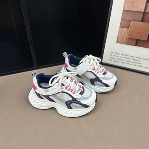 Vue détaillée de baskets pour enfants en mesh respirant avec semelles épaisses