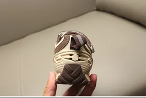 Primer plano de la tira del talón y la suela antideslizante de estas zapatillas para niños