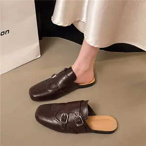 Mules marrones de estilo inglés vintage con hebillas dobles y detalles brogue grabados