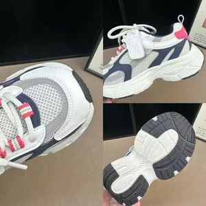 Vue détaillée des baskets pour enfants montrant la tige en mesh et la semelle antidérapante