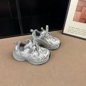 Gros plan de baskets en maille argentée pour filles avec fleurs et semelles épaisses