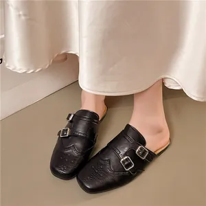 Elegantes zuecos brogue de cuero negro vintage con doble hebilla y calados clásicos chic