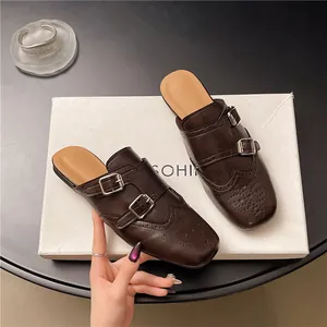 Mules marrones de estilo británico retro con elegantes detalles brogue y doble hebilla