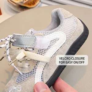 Ademende mesh kindersneakers met zilveren klittenbandsluiting en stevige zool voor meisjes