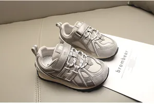 Vista detallada de alta calidad de zapatillas deportivas transpirables para niños con suela