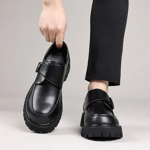 Détail des chaussures monk en cuir épais pour hommes avec semelles compensées