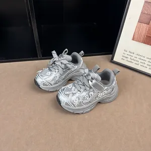 Vue détaillée de baskets en maille argentée pour enfants avec semelles compensées