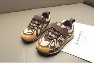 Detalle de zapatillas retro infantiles de malla transpirable en tonos marrón y crema