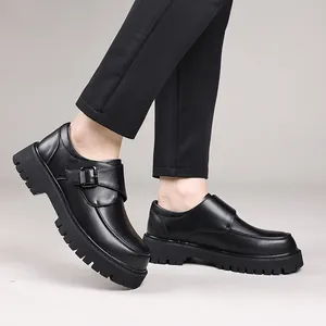 Vue de côté des chaussures en cuir noir à plateforme pour hommes avec détail de boucle