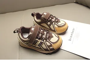 Detalle de la malla transpirable y el cierre de velcro de estas zapatillas niños