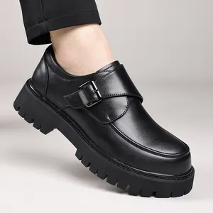 Vue détaillée de chaussures en cuir noir à plateforme pour hommes avec semelle crantée