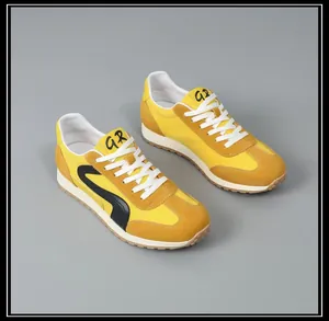 Vue détaillée des baskets rétro patchwork jaunes et gingembre avec une semelle épaisse