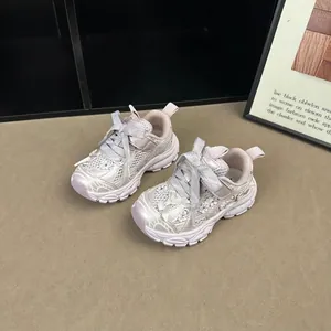 Vue latérale de baskets roses respirantes pour filles avec semelles épaisses