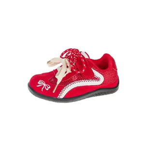 Elegante rode meisjessneakers met schattig strikborduurwerk en ademend mesh materiaal