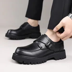 Vue détaillée des chaussures à boucle plateau noires pour hommes au style chunky.