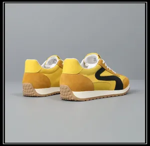 Vue latérale détaillée des baskets rétro pour hommes jaunes et marron à semelle épaisse