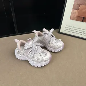 Détail de baskets en mesh respirant pour filles avec semelle souple antidérapante rose